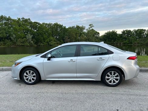 Used 2022 Toyota Corolla LE image 2