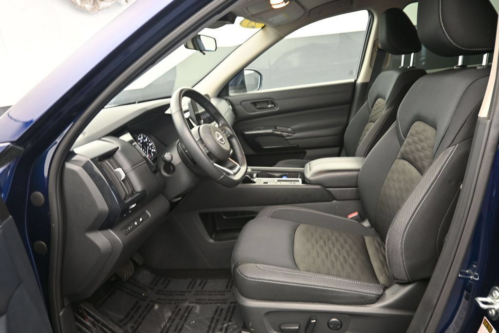 Used 2025 Nissan Pathfinder SV FWD image 15