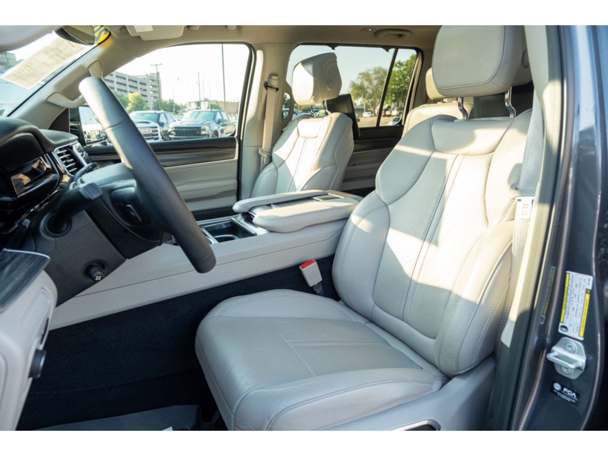 Used 2023 Jeep Wagoneer Series II w/ Convenience Group I AWD/4WD image 12