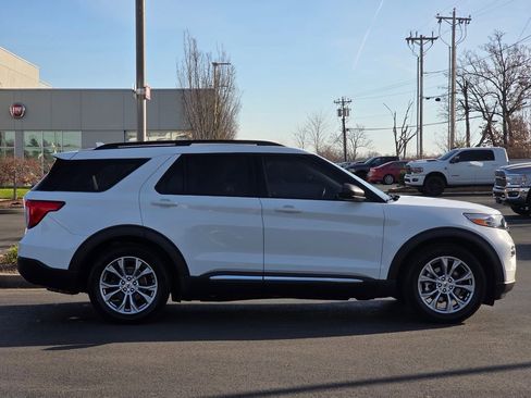 Used 2020 Ford Explorer XLT w/ Equipment Group 202A image 4