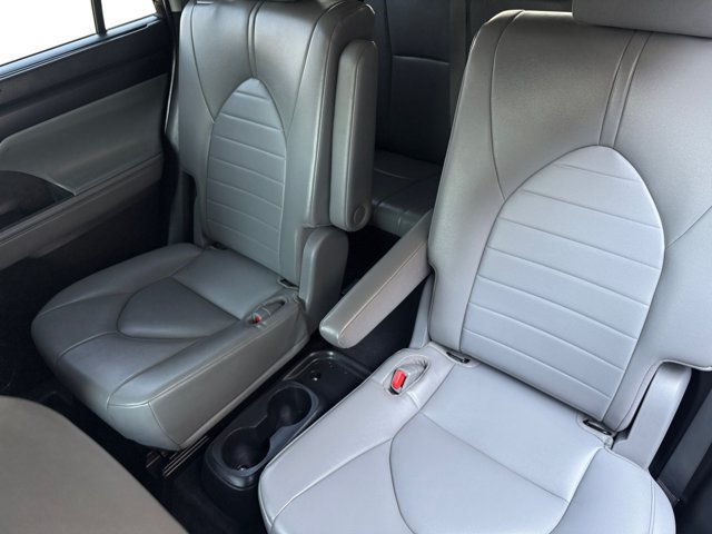 Used 2022 Toyota Highlander XLE AWD/4WD image 11
