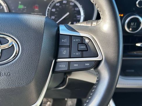 Used 2022 Toyota Highlander XLE image 15