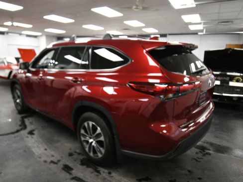 Used 2021 Toyota Highlander XLE image 13
