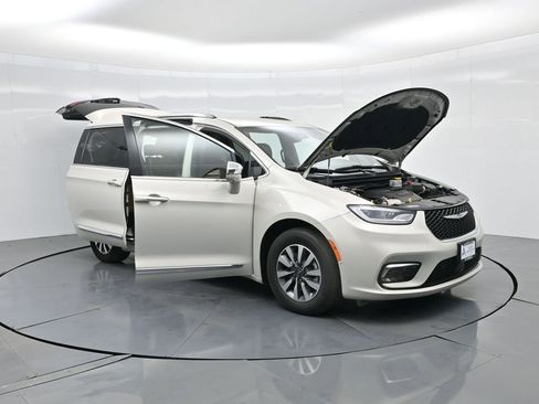 Used 2021 Chrysler Pacifica Limited w/ Premium & Safety Sphere Group image 36