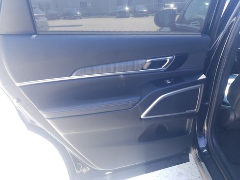 Used 2023 Kia Telluride EX w/ EX Captain's Chair Package FWD image 11