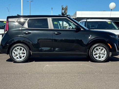 Used 2023 Kia Soul LX w/ LX Technology Package FWD image 3
