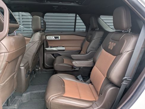 Used 2022 Ford Explorer King Ranch w/ Premium Technology Package image 25