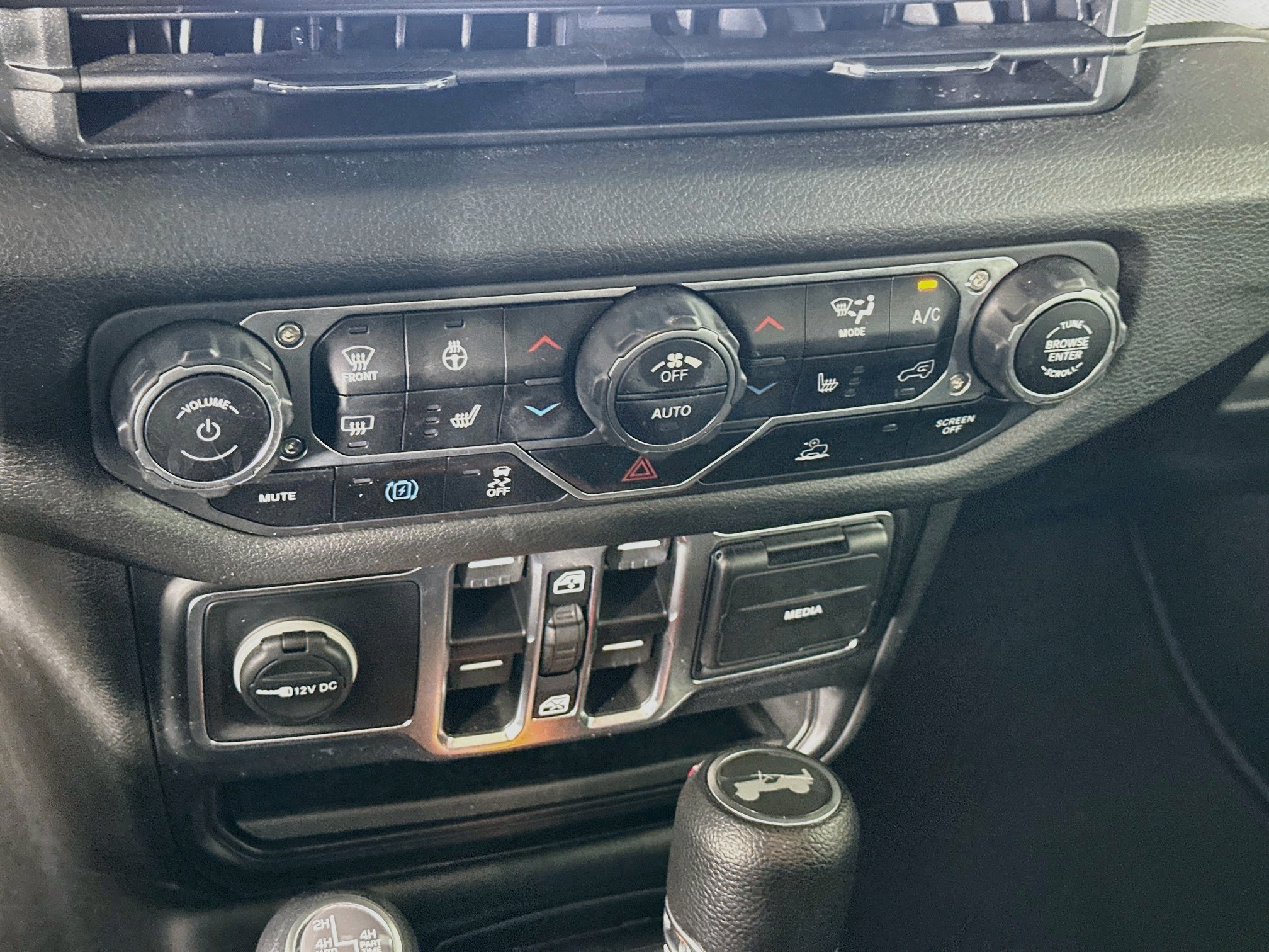 Used 2024 Jeep Wrangler Unlimited w/ Convenience Group AWD/4WD image 23