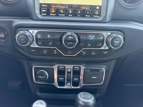 Used 2021 Jeep Wrangler Unlimited Sahara AWD/4WD image 15