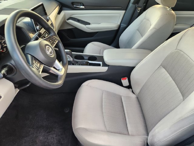 Used 2025 Nissan Altima 2.5 SV FWD image 12