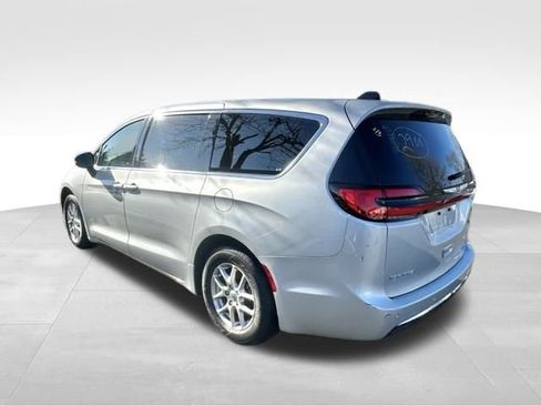 Used 2024 Chrysler Pacifica Touring-L image 5