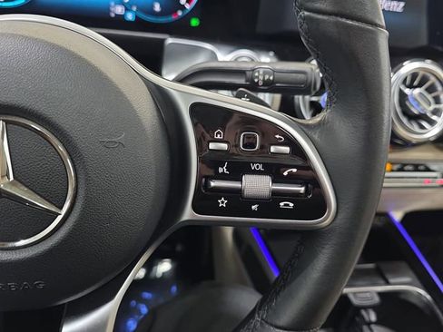 Used 2021 Mercedes-Benz GLB 250 4MATIC image 17