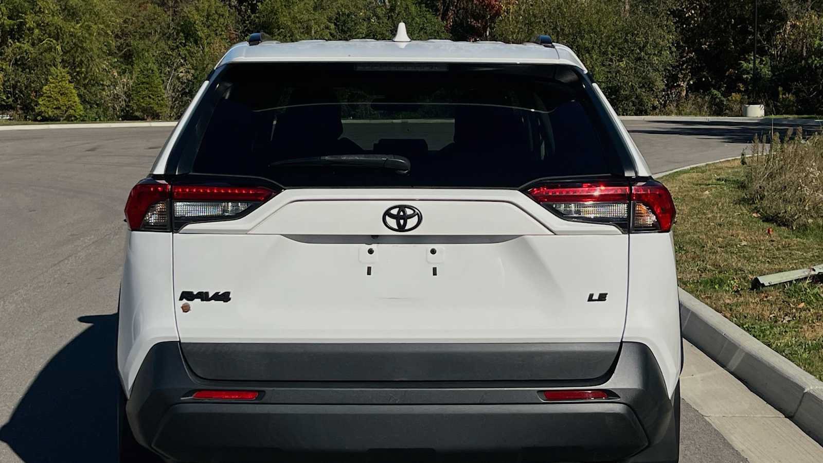 Used 2019 Toyota RAV4 LE FWD image 18