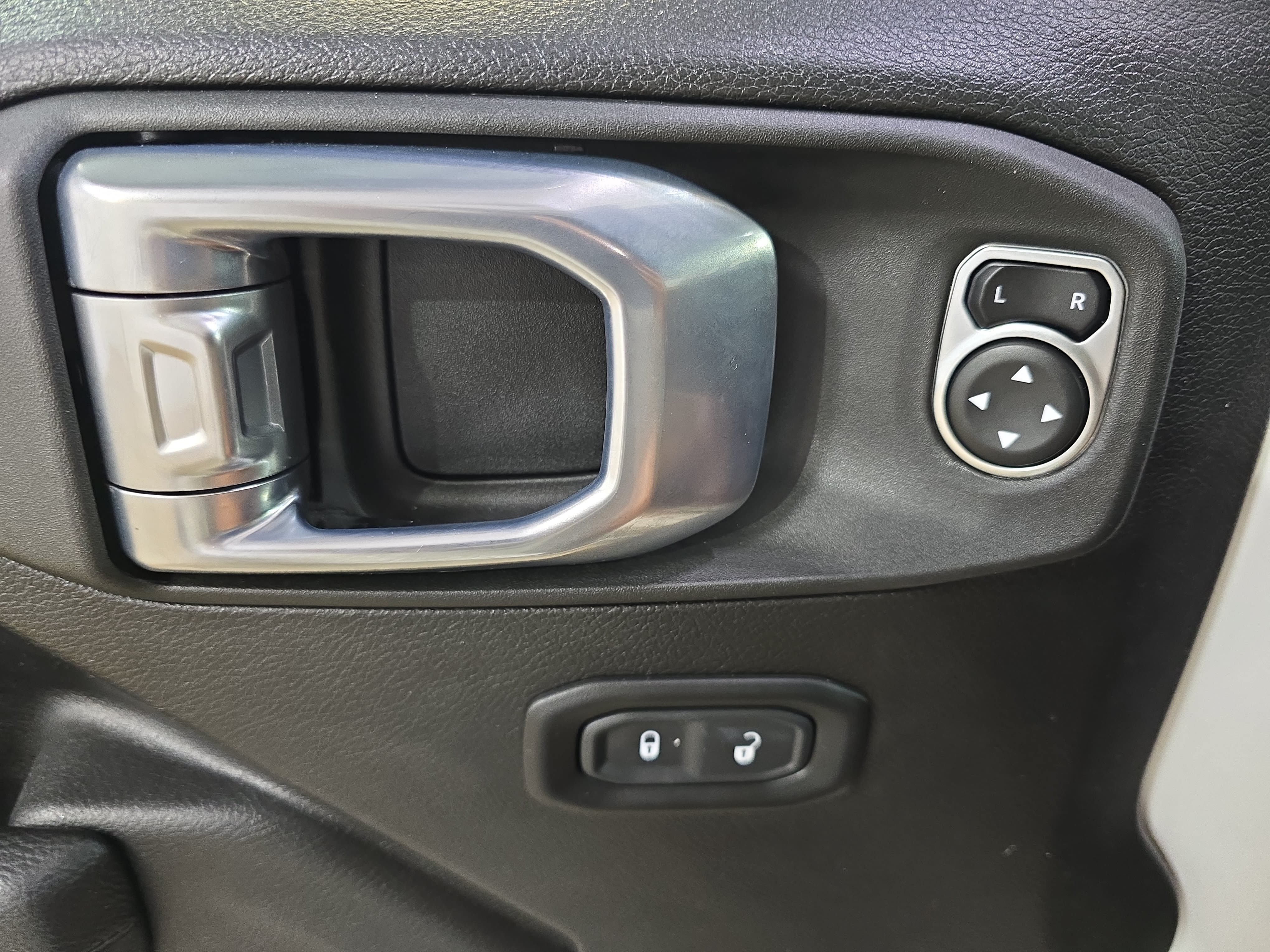 Used 2024 Jeep Wrangler Unlimited AWD/4WD image 25