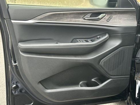 New 2025 Jeep Grand Cherokee L Limited image 11