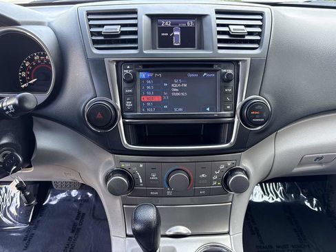 Used 2013 Toyota Highlander Plus FWD image 25