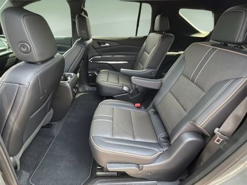 Used 2026 Chevrolet Traverse High Country FWD image 19
