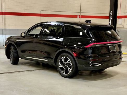 Used 2024 Lincoln Nautilus Premier image 2