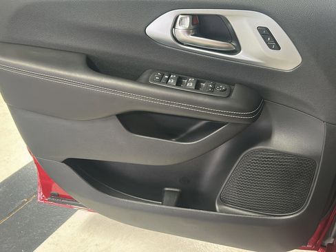 New 2026 Chrysler Pacifica Limited FWD image 9