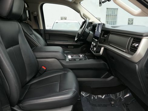 Used 2024 Ford Expedition XLT image 27