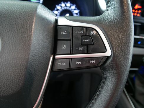 Used 2022 Toyota Sienna XLE FWD image 28