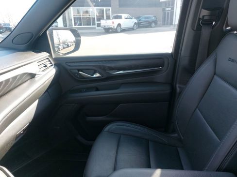 Used 2022 GMC Yukon Denali w/ Denali Premium Package image 11