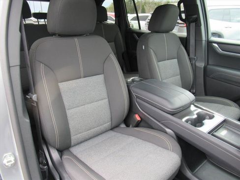 Used 2025 GMC Acadia Elevation image 8