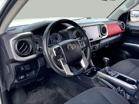 Used 2022 Toyota Tacoma SR5 AWD/4WD image 17