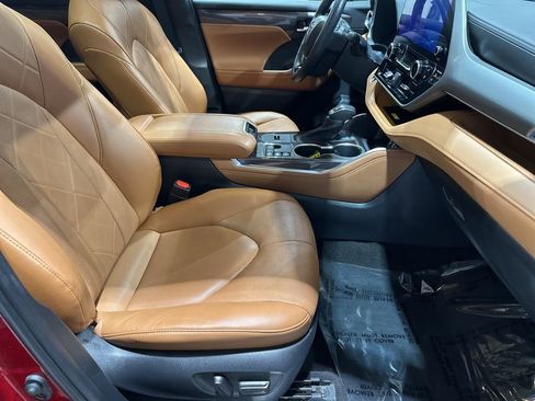 Used 2023 Toyota Highlander Platinum image 17
