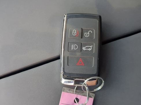 Certified 2026 Land Rover Range Rover Velar Dynamic SE AWD/4WD image 38