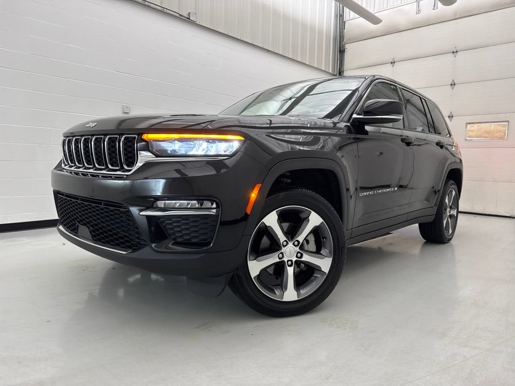 Used 2024 Jeep Grand Cherokee Limited AWD/4WD image 3