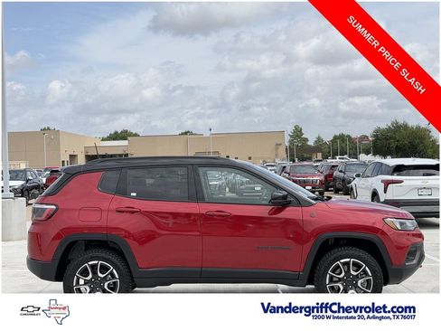 Used 2025 Jeep Compass Trailhawk AWD/4WD image 3
