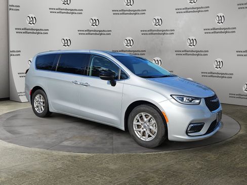 Used 2024 Chrysler Pacifica Touring-L FWD image 7
