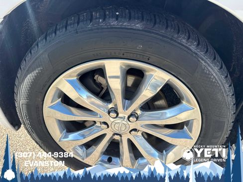 Used 2017 Chrysler 300 C AWD/4WD image 18