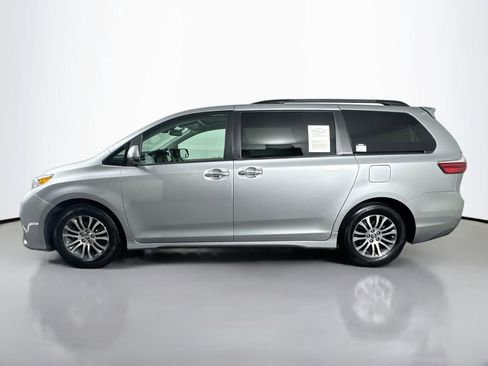 Used 2018 Toyota Sienna XLE image 8