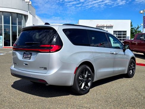 New 2026 Chrysler Pacifica Limited w/ S Appearance Package image 4