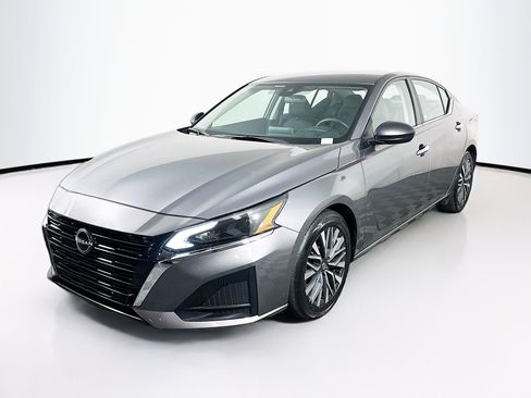 Used 2024 Nissan Altima 2.5 SV FWD image 3