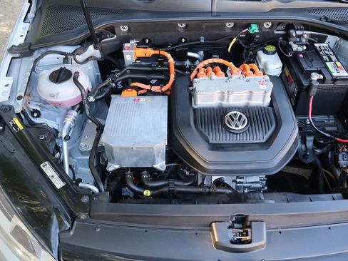 Used 2015 Volkswagen e-Golf Limited Edition FWD image 36