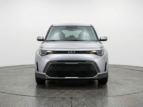 Used 2025 Kia Soul LX w/ LX Technology Package FWD image 2