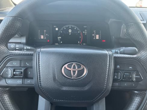 Used 2025 Toyota Tacoma SR5 AWD/4WD image 15