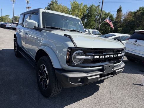 Used 2024 Ford Bronco Outer Banks AWD/4WD image 2