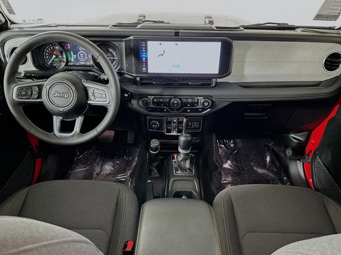 Used 2025 Jeep Wrangler Sahara image 26