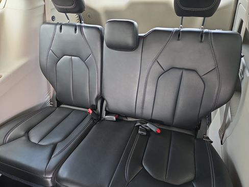 Used 2023 Chrysler Pacifica Touring-L FWD image 8