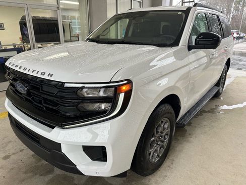 Certified 2025 Ford Expedition Active image 3