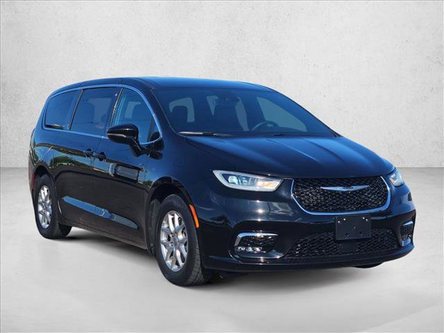 Used 2025 Chrysler Pacifica Select FWD image 3