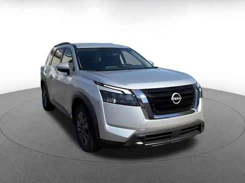 Used 2025 Nissan Pathfinder SV AWD/4WD image 3