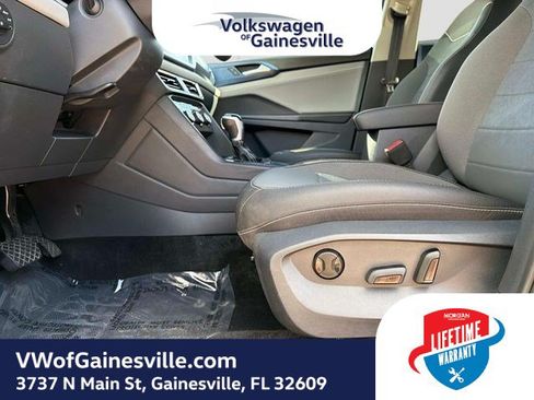 Used 2024 Volkswagen Taos SE FWD image 18