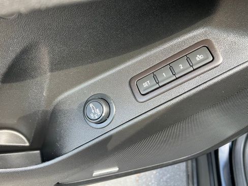 Used 2022 Chevrolet Equinox Premier image 17