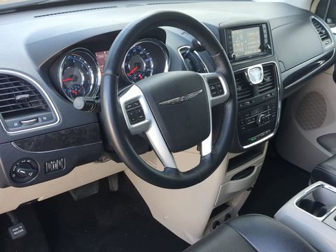 Used 2014 Chrysler Town & Country Touring image 10