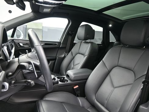 Used 2025 Porsche Macan AWD/4WD image 4